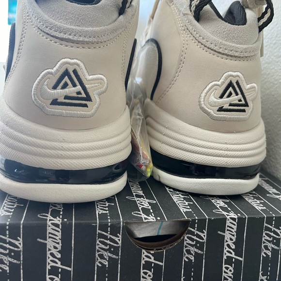 SOLDNew Nike Pennys (Changeable Nike Sign/Laces) - Picture 3 of 5